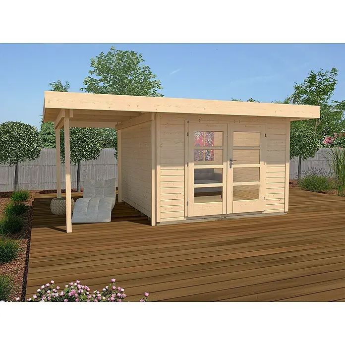Weka Gartenhaus Designhaus 126 A + Anbau 175 cm - Außenmaß inkl. Dachüberstand (B x T): 500 x 377 cm, Holz, Natur - Ein helles Holzgartenhaus mit überdachter Terrasse und Lounge-Sessel auf einer Holzterrasse, umgeben von Grün.