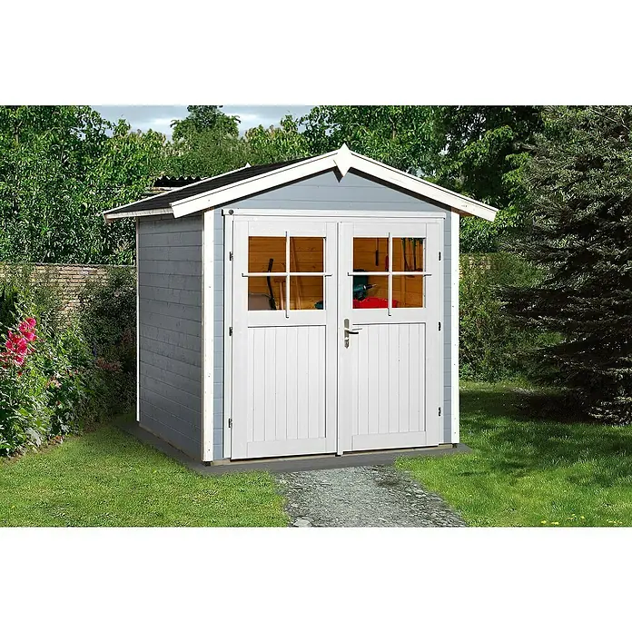 Weka Gartenhaus 224 - Außenmaß inkl. Dachüberstand (B x T): 260 x 233 cm, Holz, Grau/Weiß - Ein graues Gartenhaus mit weißen Türen und Fenstern im Garten, umgeben von Rasen und Pflanzen.