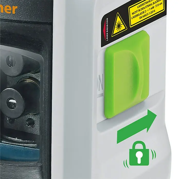 Laserliner Kreuzlinienlaser SmartVision Set - Max. Arbeitsbereich: 20 m - Nahaufnahme eines Laser-Nivelliergeräts mit Lasersicherheitsaufkleber, grünem Verriegelungsknopf und Verriegelungssymbol mit Pfeil nach oben.