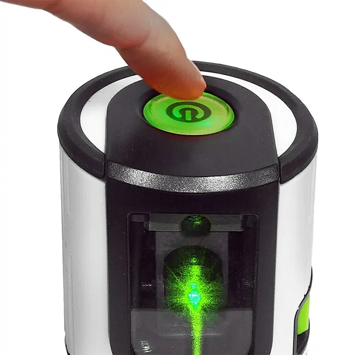Laserliner Kreuzlinienlaser EasyCross Green - Max. Arbeitsbereich: 10 m - Nahaufnahme eines grünen Laser-Wasserwaagen, die durch einen Fingerdruck aktiviert wird. Das Gerät projiziert einen grünen Laserstrahl.