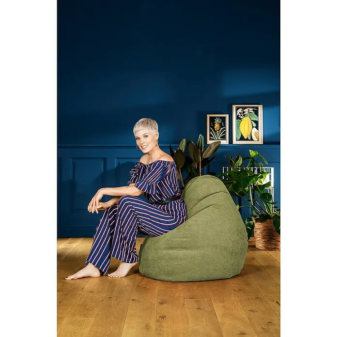 Sitting Point Sitzsack Beanbag Alfa - XXL, Grün, 100 % Polyester - Eine Frau sitzt auf einem grünen Sitzsack. Der weiche Sitzsack bietet Komfort und eine entspannte Atmosphäre für jeden Raum.