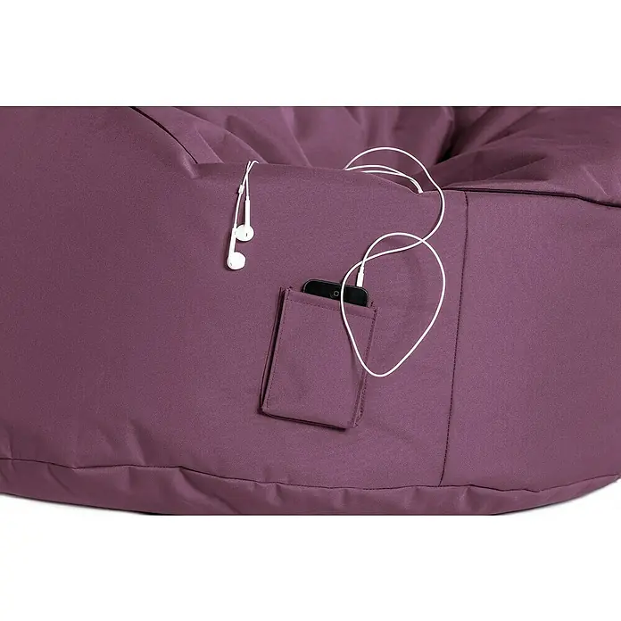 Sitzsack Swing Scuba Set inkl. Dotcom - 95 x 90 cm, Aubergine, 100 % Polyester/100 % Polyvinylchlorid - Nahaufnahme eines lila Sitzsacks mit Handytasche und Kopfhörern.