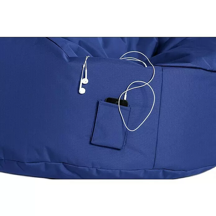 Sitzsack Swing Scuba Set inkl. Dotcom - 95 x 90 cm, Blau, 100 % Polyester/100 % Polyvinylchlorid - Blauer Sitzsack mit Tasche, die ein Smartphone und angeschlossene weiße Kopfhörer enthält.
