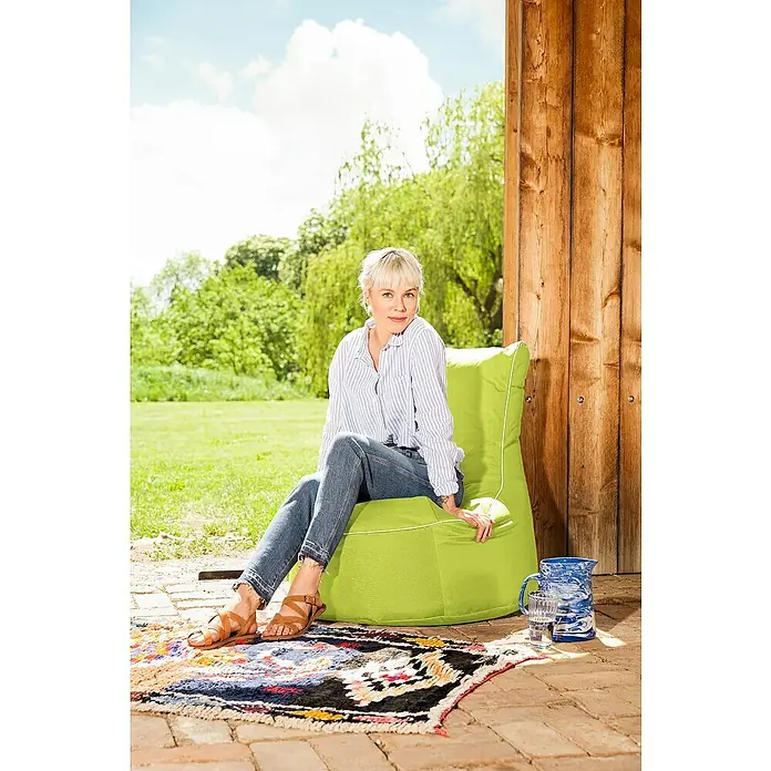 Sitzsack Swing Scuba Set inkl. Dotcom95 x 90 cm, Grün, 100 % Polyester/100 % Polyvinylchlorid - Entspannte Frau sitzt auf einem hellgrünen Sitzsack im Freien. Der Sitzsack bietet Komfort und Stil für den Außenbereich.