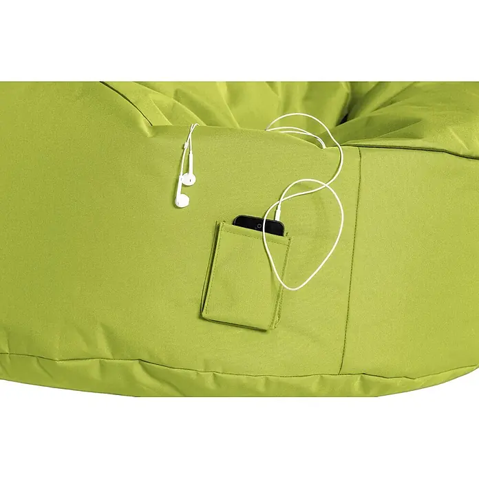 Sitzsack Swing Scuba Set inkl. Dotcom - 95 x 90 cm, Grün, 100 % Polyester/100 % Polyvinylchlorid - Nahaufnahme eines grünen Sitzsacks mit einer Tasche, in der sich ein Smartphone und Kopfhörer befinden. Ideal zum Entspannen und Musik hören.