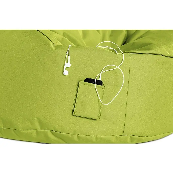 Sitzsack Swing Scuba Set inkl. Dotcom95 x 90 cm, Grün, 100 % Polyester/100 % Polyvinylchlorid - Nahaufnahme eines grünen Sitzsacks mit einer Tasche, in der sich ein Smartphone und Kopfhörer befinden. Ideal zum Entspannen und Musik hören.