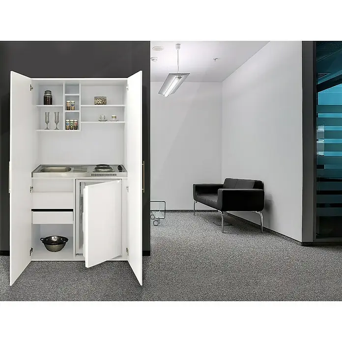 Respekta Cocina en armario SKWWS - Ancho: 104 cm, Blanco, Con encimera Duo - La imagen muestra un mini juego de cocina blanco con puertas abiertas, que incluye un lavabo, una cocina, estantes y una nevera.