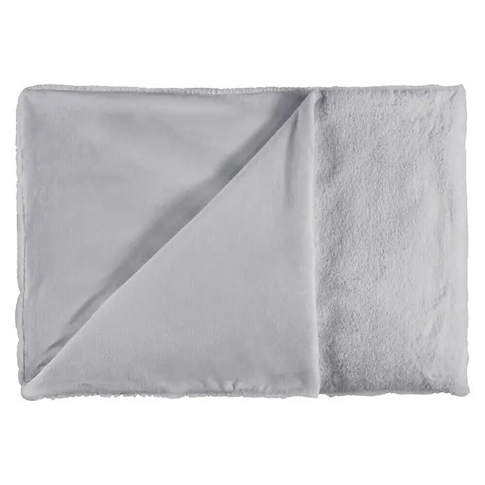 Decke Happy - Silber, 200 x 150 cm, 100 % Polyester - Ein weicher, grauer Überwurf mit einer glatten Seite und einer flauschigen Seite, die eine gemütliche und einladende Atmosphäre schafft.