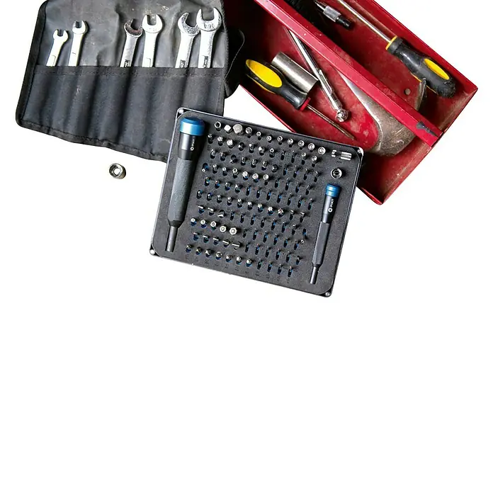 iFixit Set de puntas Manta - Apto para: Smartphones - Kit de herramientas con destornilladores, llaves y vasos dispuestos en un estuche negro y una caja de herramientas roja.