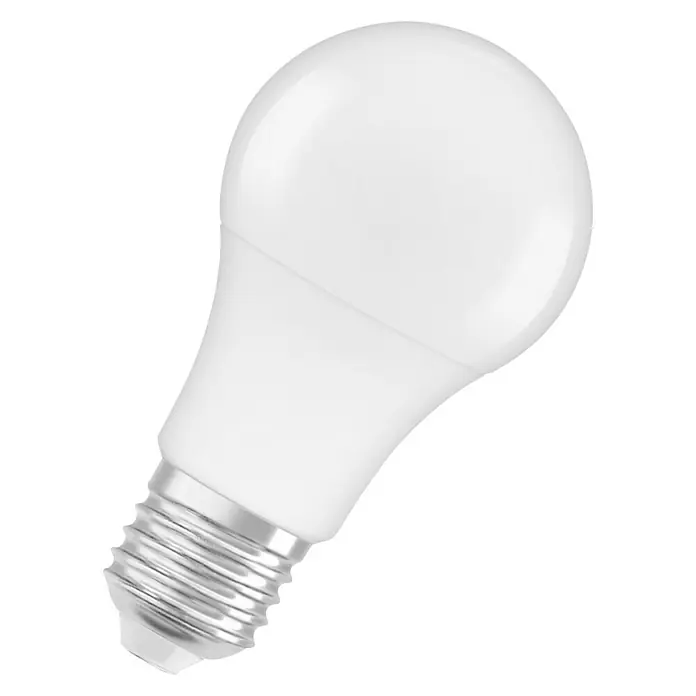 Osram Set de bombillas LED Classic A60 - E27, No regulable, Blanco cálido, 806 lm, 9 W, 3 ud. - Primer plano de una bombilla LED con carcasa blanca y base plateada sobre un fondo negro.
