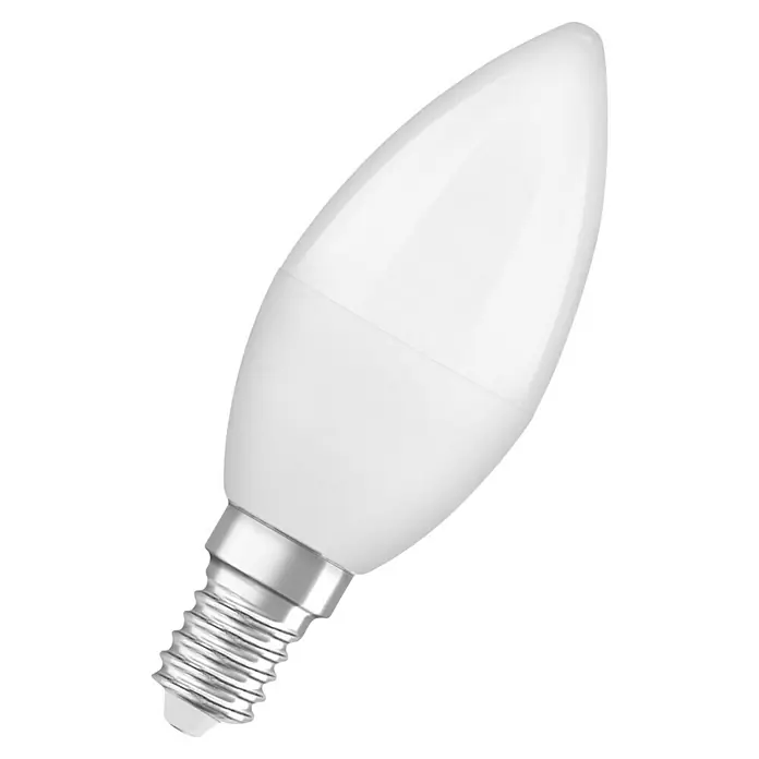 Osram Set de bombillas LED Classic B40 - E14, Blanco cálido, 470 lm, 5,3 W, 3 ud. - Primer plano de una bombilla LED blanca en forma de vela con base plateada sobre fondo negro, ideal para crear ambiente.