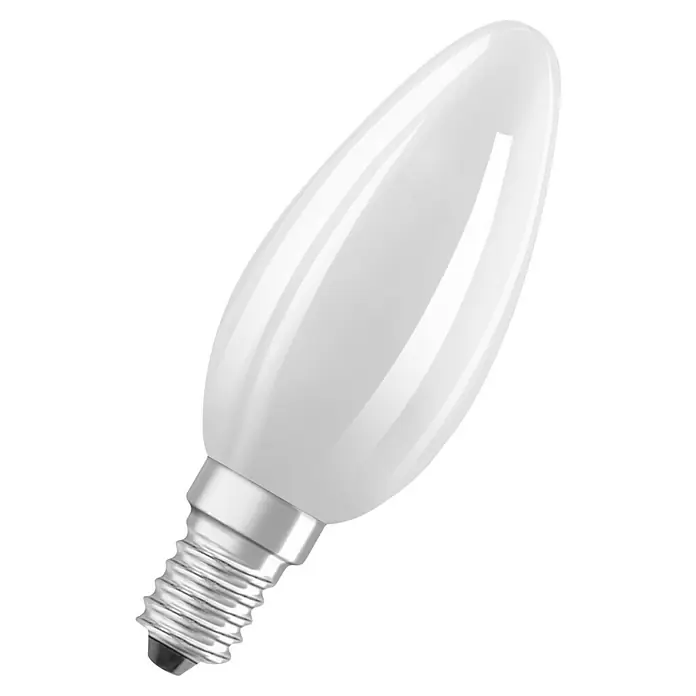 Osram Retrofit Bombilla LED Vela - E14, No regulable, Blanco cálido, 806 lm, 6 W - Primer plano de una bombilla de luz de vela blanca y esmerilada con una base plateada sobre un fondo negro.