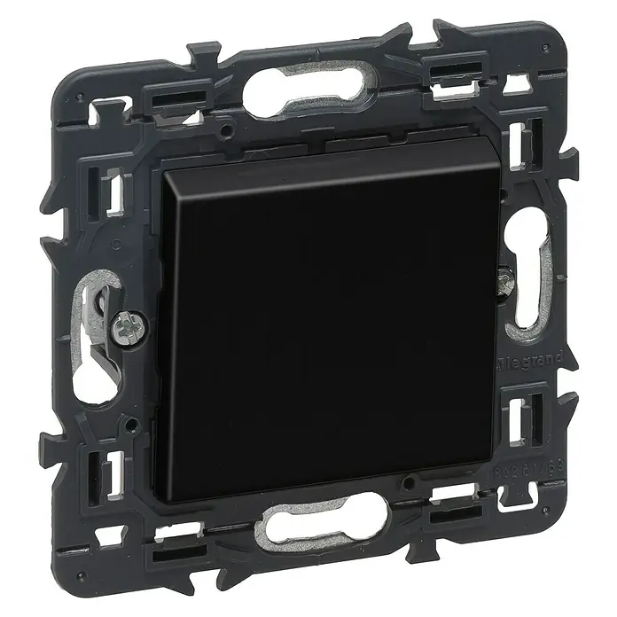 Legrand Valena Next Cruzamiento - Negro, Instalar, Plástico, 10 A - Interruptor de luz negro Legrand con un botón rectangular y marco de montaje.