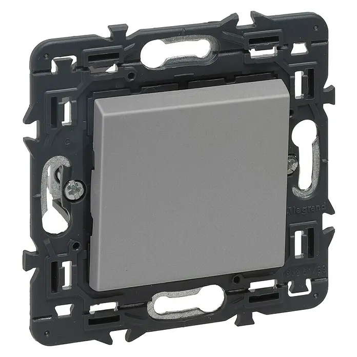 Legrand Valena Next Cruzamiento - Aluminio, Instalar, Plástico, 10 A - Primer plano de un interruptor de luz Legrand gris con placa frontal gris y marco negro, ideal para instalaciones eléctricas elegantes y prácticas.