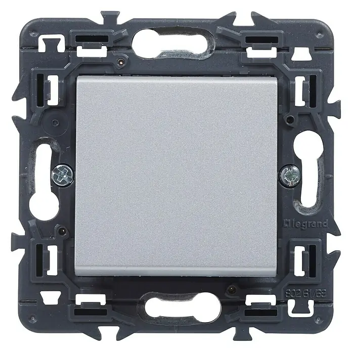 Legrand Valena Next Cruzamiento - Aluminio, Instalar, Plástico, 10 A - Primer plano de un interruptor de luz Legrand con un botón gris en un marco gris, listo para instalar.
