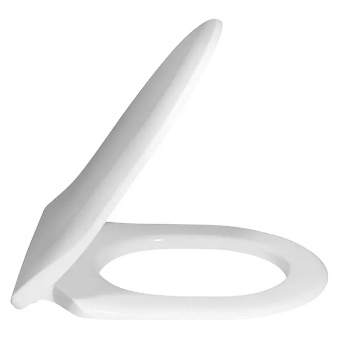 Villeroy & Boch Subway WC-Sitz Slimseat - Duroplast, Weiß, Ohne Absenkautomatik - Ein weißer Toilettensitz mit Deckel, der leicht geöffnet ist, vor einem schwarzen Hintergrund, für eine moderne Badezimmerausstattung.