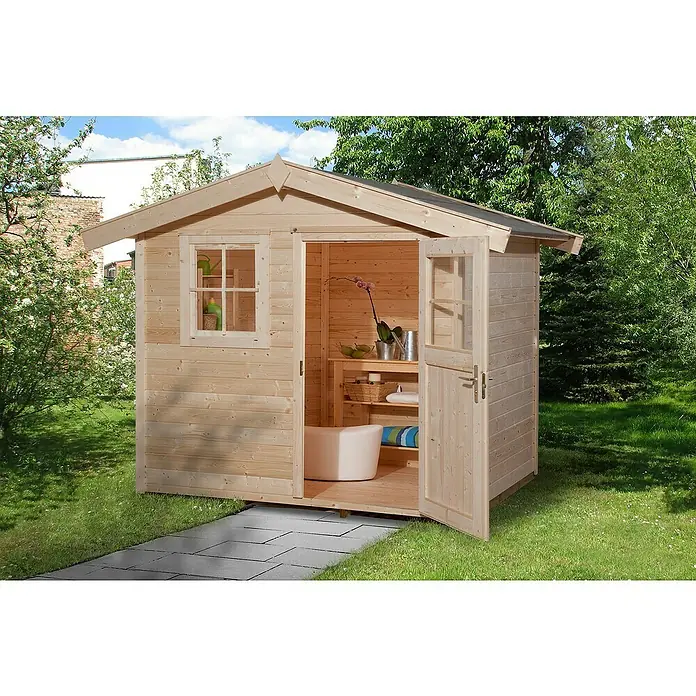 Weka Gartenhaus 123 - Außenmaß inkl. Dachüberstand (B x T): 380 x 274 cm, Holz, Natur, 7,074 m² - Ein helles Holzgartenhaus mit offenstehenden Türen, das Einblicke in sein gemütliches Interieur mit Regalen und Deko bietet, umgeben von Grün.