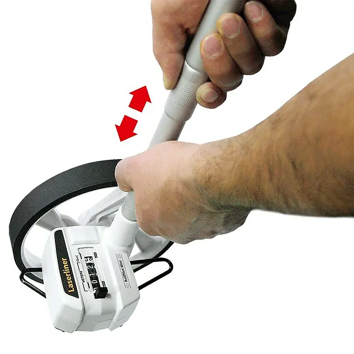 Laserliner Messrad RollPilot Mini - Messbereich: 0 - 9999,9 m - Nahaufnahme des Laseliner RollPilot Mini Messrads mit ausziehbarem Griff in der Hand.