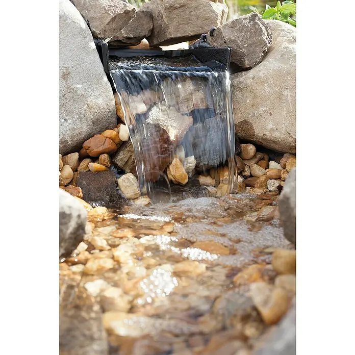 Pontec Einbau-Wasserfall Pondofall - 32,5 x 27 x 16 cm - Nahaufnahme eines künstlichen Wasserfalls mit Steinen. Das sanfte Plätschern des Wassers erzeugt eine beruhigende Atmosphäre.
