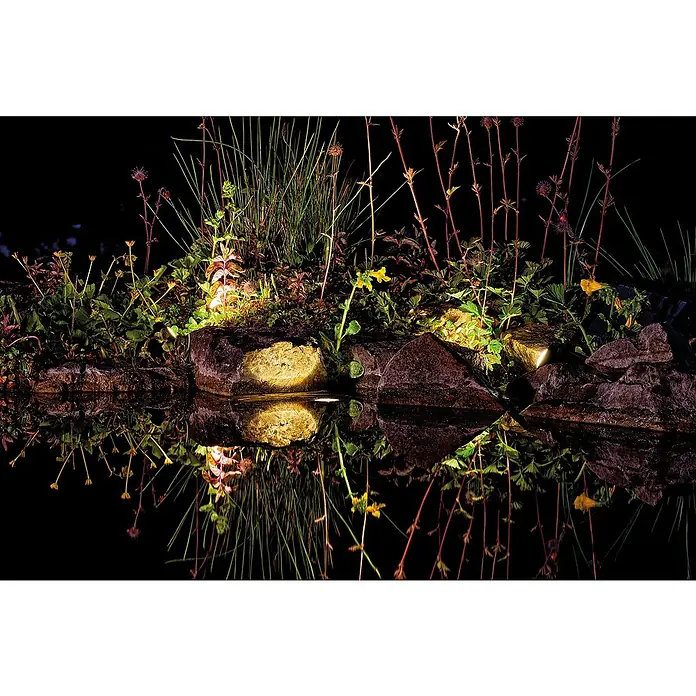 Pontec Teichbeleuchtung Pondosolar LED Set 3 - 3 Stk., Solarbetrieben - Stimmungsvolle Gartenteichszene mit Felsen, Pflanzen und sanfter Beleuchtung, die sich im Wasser spiegelt.