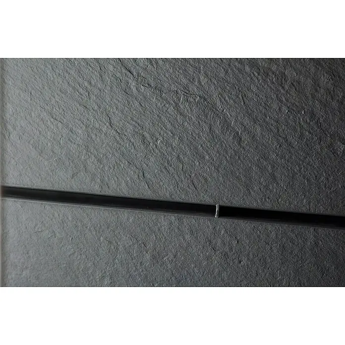 Garantia Hochbeet ERGO Quadro TurboPlus L - 80 x 80 x 80 cm, Kunststoff, Steinoptik - Nahaufnahme einer schwarzen Schieferwand mit einem dunklen Streifen, der eine elegante und moderne Ästhetik erzeugt.