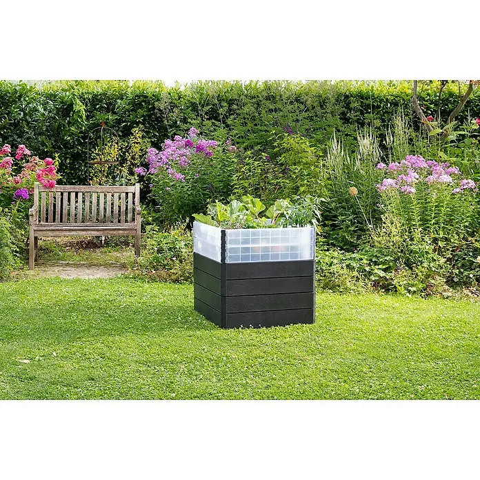 Garantia Hochbeet-Erweiterung Wachstumsmodul Ergo Quadro L - L x B x H: 80 x 80 x 25 cm, Kunststoff, Farblos - Hochbeet aus schwarzem Kunststoff mit durchsichtigen Aufsätzen in einem Garten, umgeben von Blumen und Grünpflanzen.