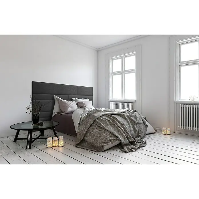 Fllow Wandpolster Velvet - Anthrazit, L x B: 90 x 15 cm - Modernes Schlafzimmer mit einem grauen Polsterbett, Nachttisch und sanftem Licht, das eine ruhige und einladende Atmosphäre schafft.