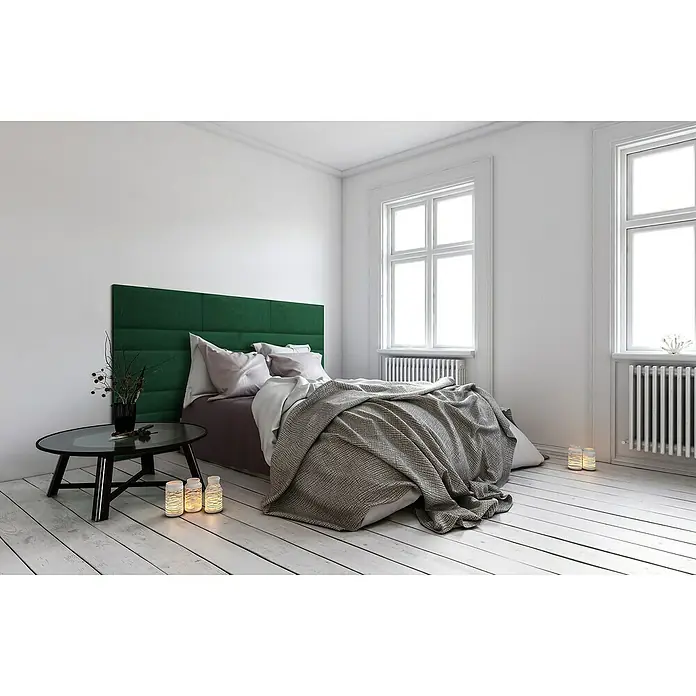 Fllow Wandpolster Velvet - Grün, L x B: 60 x 30 cm - Elegantes Schlafzimmer mit einem grünen Samt-Kopfteil, das einen Hauch von Luxus und Komfort bietet. Dekorative Elemente runden das Gesamtbild ab.