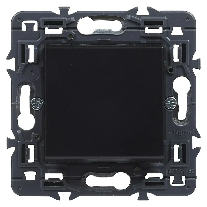 Legrand Valena Next Pulsador - Negro, Brillante, Montaje en la pared - Primer plano de un soporte de interruptor Legrand gris con una placa de cubierta de interruptor negra.