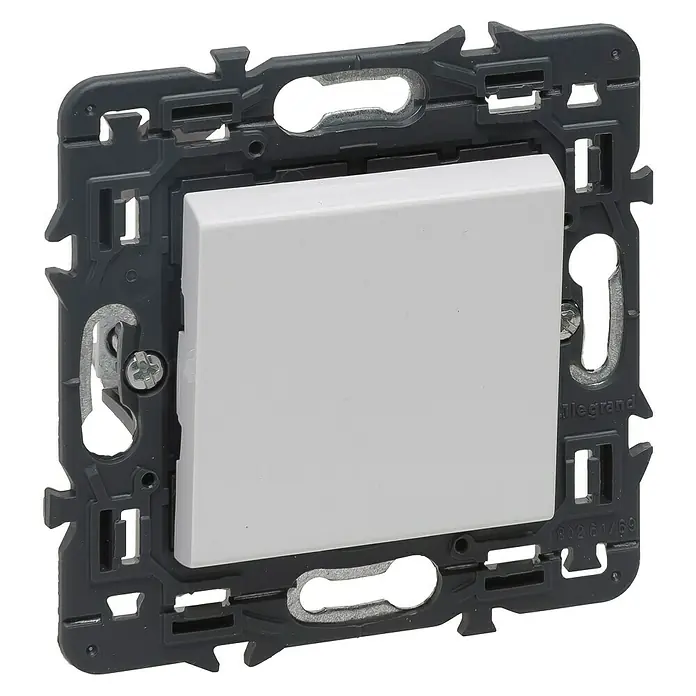 Legrand Valena Next Cruzamiento - Blanco, Instalar, Plástico, 10 A - Primer plano de un interruptor de luz Legrand individual con placa blanca y soporte de montaje gris, perfecto para espacios residenciales y comerciales.