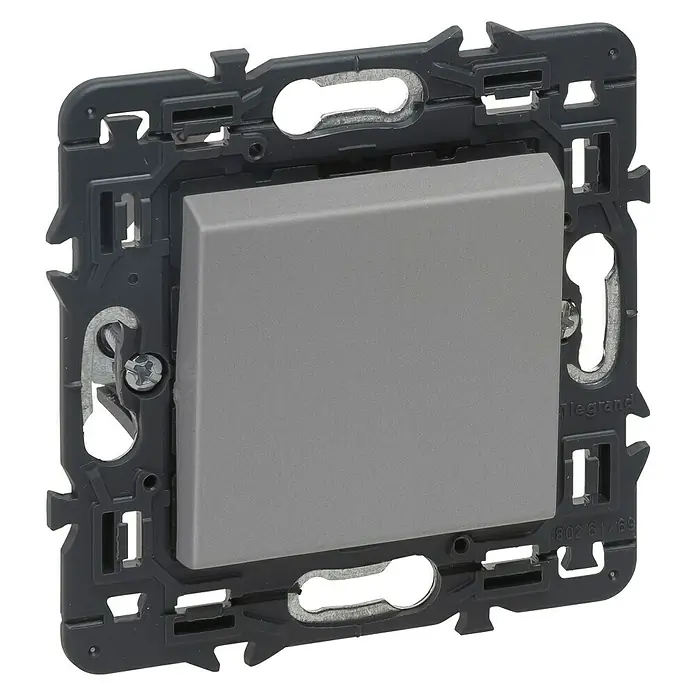 Legrand Valena Next Pulsador - Aluminio, Brillante, Montaje en la pared - Primer plano de un interruptor de luz Legrand gris con marco.
