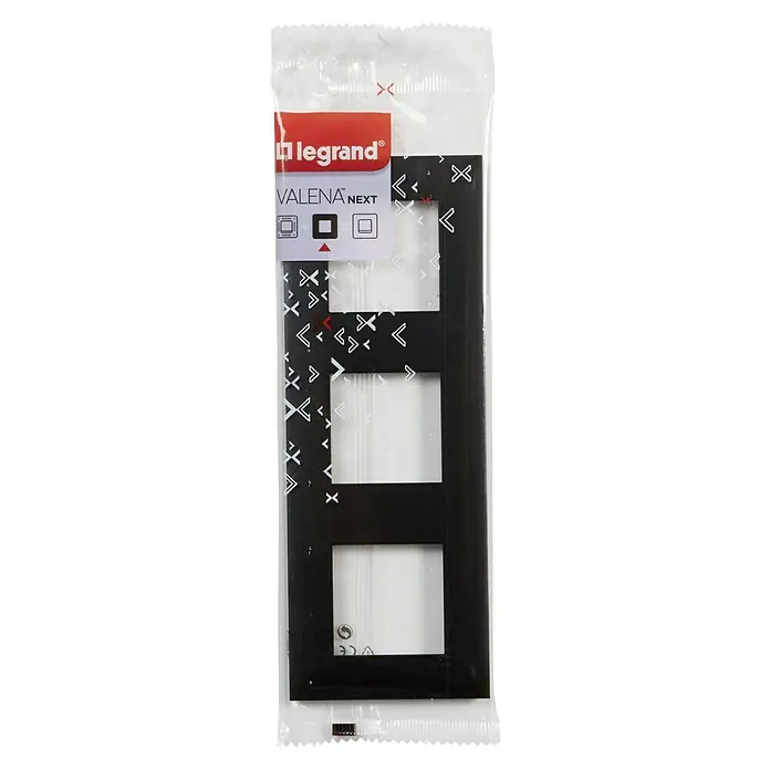 Legrand Valena Next Marco - Negro, Modelo de mecanismos: x 3, Plástico, Colocar - La imagen muestra una placa de cubierta triple Legrand Valena Next en un embalaje transparente. La placa es negra y tiene un diseño moderno con recortes.