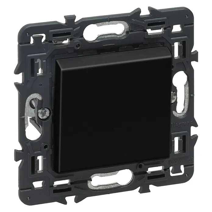Legrand Valena Next Pulsador - Negro, Brillante, Montaje en la pared - Primer plano de un interruptor de luz Legrand negro con marco gris.