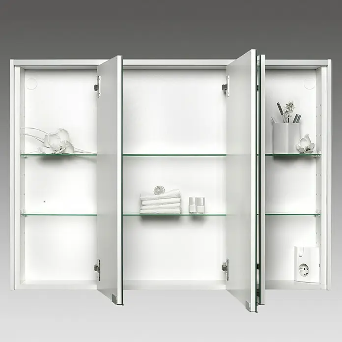 Sieper LED-Spiegelschrank KHX 100 - B x H: 100 x 74 cm, Holz, Holzdekor Weiß/Weiß - Ein dreitüriger Spiegelschrank mit Glasböden und weißen Innenraum, der mit Badutensilien und Dekorationen gefüllt ist.