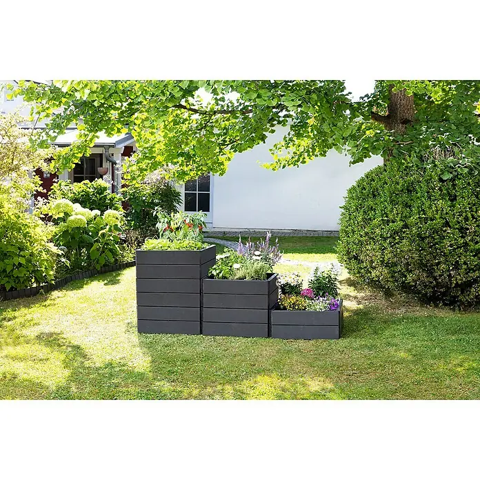 Garantia Hochbeet Ergo Quadro S - 60 x 60 x 25 cm, Kunststoff, Anthrazit, Schieferoptik - Unterschiedlich große Blumenkästen aus Holz, bepflanzt mit Blumen und Gemüse, im Garten platziert.