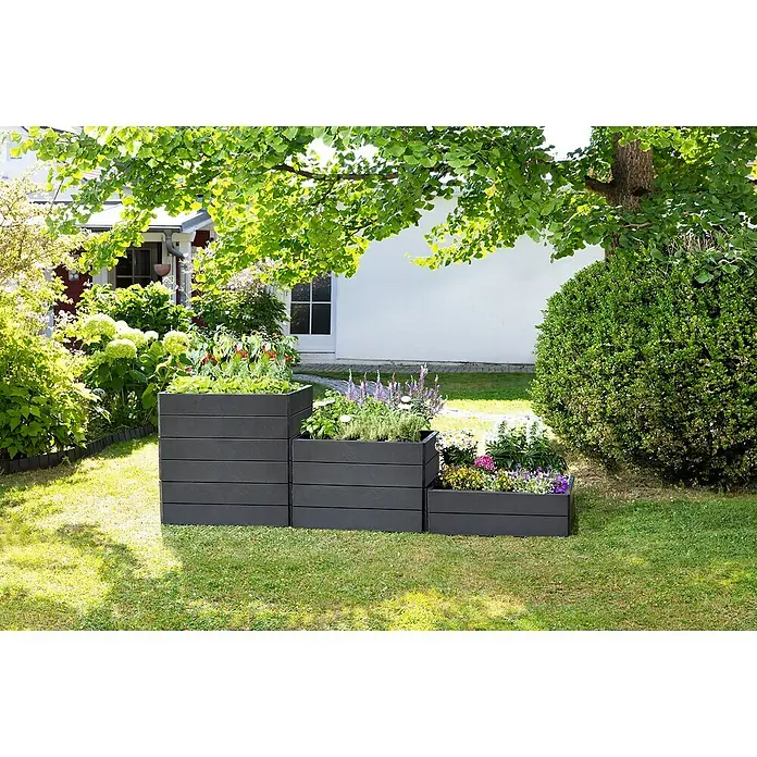Garantia Hochbeet Ergo Vario 2 Stone - Set - 120 x 80 x 75 cm, Kunststoff, Anthrazit - Ein dreistufiges Hochbeet aus grauem Kunststoff mit verschiedenen Pflanzen auf einer grünen Wiese. Ideal für Kräuter und Gemüse.