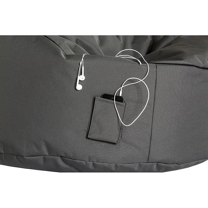 Sitzsack Swing Scuba Set inkl. Dotcom - 95 x 90 cm, Anthrazit, 100 % Polyester - Dunkelgrauer Sitzsack mit Seitentasche, in der ein Smartphone mit weißen Kopfhörern steckt.
