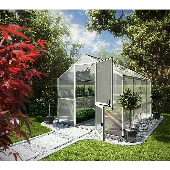 KGT Gewächshaus Callas IV - Außenmaß inkl. Dachüberstand (B x T): 227 x 300 cm, 6 mm, Silber - Ein modernes Gewächshaus mit geöffneter Tür in einem grünen Garten. Das Gewächshaus ist hell und einladend.