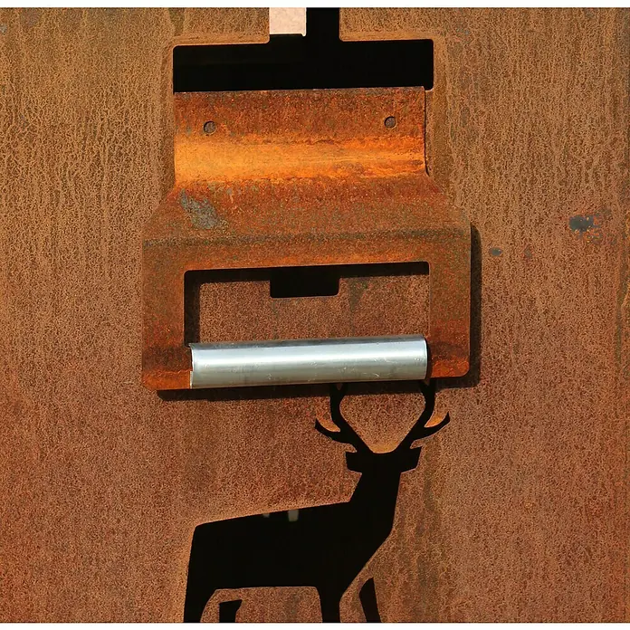 Palatino Tragegriff - Passend für: Palatino Feuersäule Hubertus - Detailansicht eines dekorativen Metallbriefkastens mit Hirschmotiv und Rosttextur. Der Briefkasten kombiniert Funktionalität mit rustikalem Design.