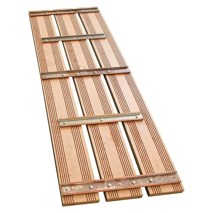 Palatino Sitzauflage Woodpecker Pro - 120 x 40 cm, Passend für: Palatino Exclusive Line Kaminholzregal Woodpecker Pro, Cortenstahl - Eine Rampe aus braunem Holz mit metallenen Verstärkungen, die eine robuste und sichere Oberfläche für Rollstühle bietet.