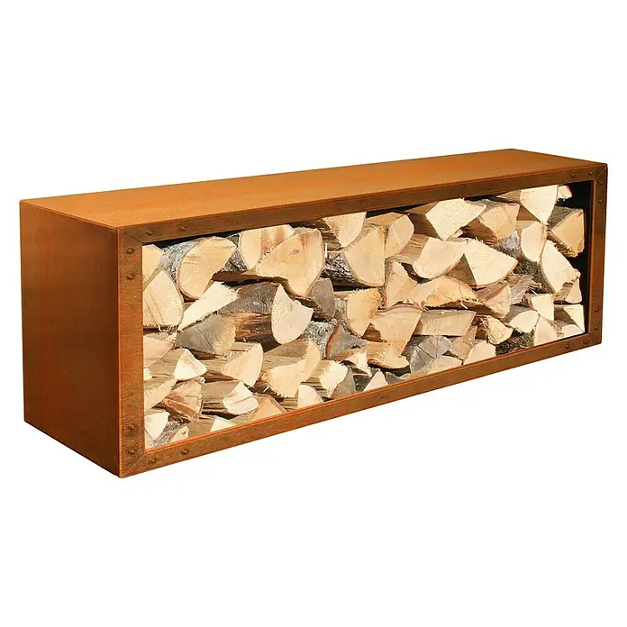 Palatino Exclusive Line Kaminholzregal Woodpecker Pro - 150 x 40 x 50 cm, Stahl, Edelrost - Ein rechteckiger Brennholzständer aus rostfarbenem Metall, gefüllt mit geschnittenem Holz, vor schwarzem Hintergrund.