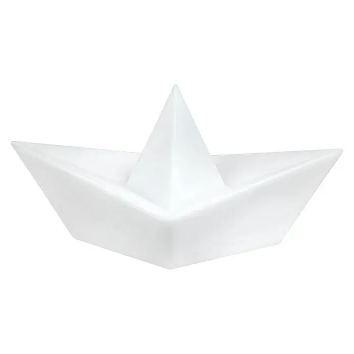 BAUHAUS Solar-Dekoleuchte Schiff - Weiß, IP65 - Ein elegantes, weißes Papierboot, das die zeitlose Freude der Kindheit und die Einfachheit des Designs verkörpert. Perfekt als dekoratives Element.