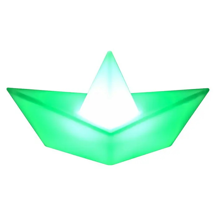 BAUHAUS Lámpara decorativa solar Nave - Blanco, IP65 - Primer plano de un barco de papel verde brillante sobre un fondo negro.
