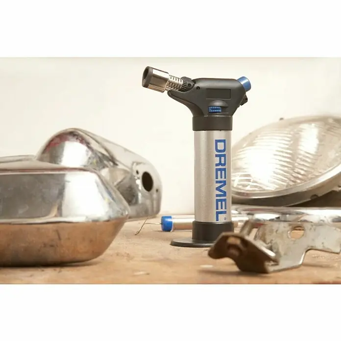 Dremel VersaFlame Unidad de soldadura de alto rendimiento 2200-4 - Apto para: Gas butano - Primer plano de un soplete de butano Dremel, adecuado para diversos proyectos de bricolaje y manualidades.