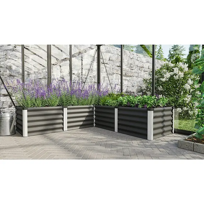 Vitavia Hochbeet Meta In&Out 401 - 185 x 185 x 40 cm, Zincalume®, Granit/Silber - Hochbeete aus Metall mit Lavendel und anderen Pflanzen in einem Garten.