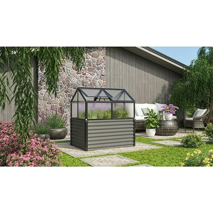 Vitavia Hochbeet Zola - 126,7 x 89 x 134,5 cm, Polycarbonat, Schwarz/ Granit - Ein geräumiges, graues Hochbeet-Gewächshaus mit einem transparenten Giebeldach steht in einem grünen Garten.