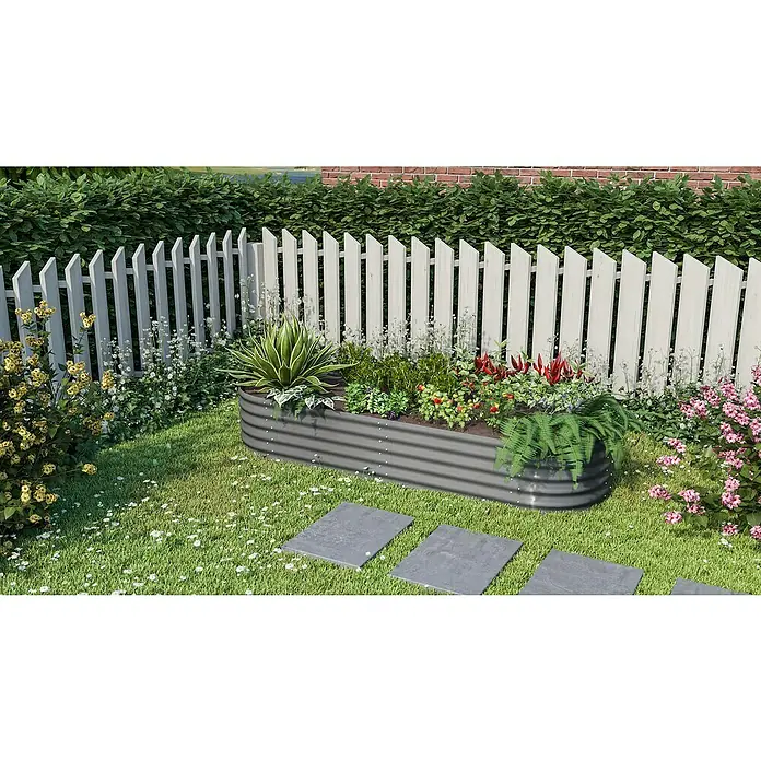Vitavia Hochbeet-Erweiterung Stretched 401 - 80 x 40 cm, Farbe: Granit - Ein erhöhtes Beet aus Stahl mit verschiedenen Pflanzen vor einem weißen Zaun, umgeben von üppigem Grün.