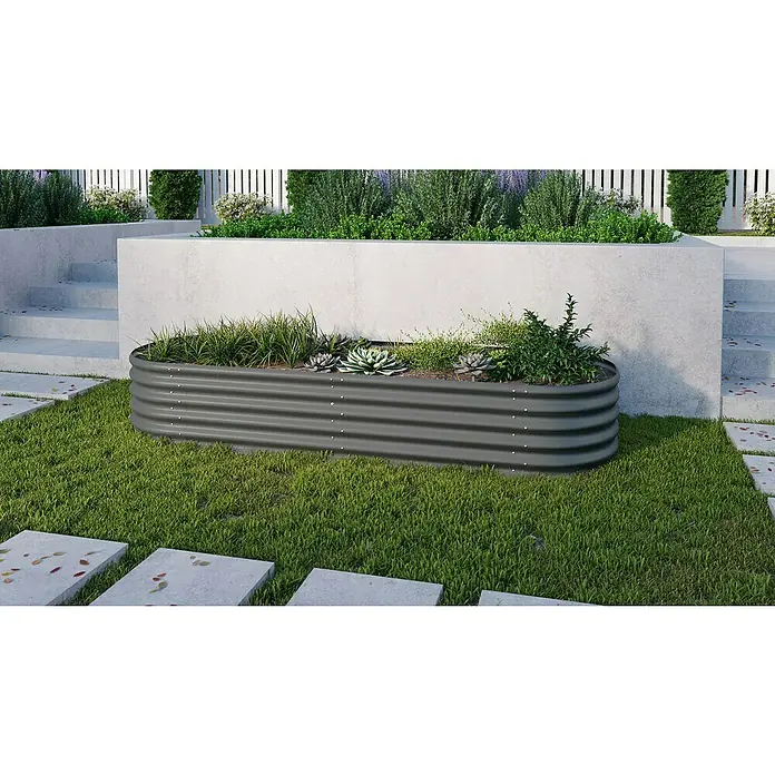 Vitavia Hochbeet-Erweiterung Stretched 401 - 80 x 40 cm, Farbe: Granit - Dieser Garten zeigt ein Hochbeet aus verzinktem Stahl, bepflanzt mit verschiedenen Pflanzen auf einem Rasen mit Steinplatten.