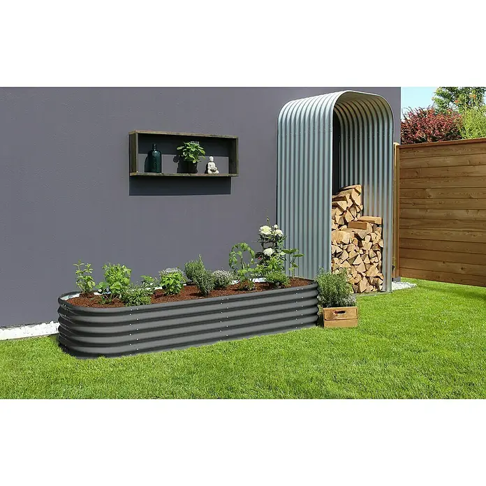 Vitavia Hochbeet-Erweiterung Stretched 401 - 80 x 40 cm, Farbe: Granit - Gartenbeet aus Wellblech mit Kräutern und Blumen, neben einem Holzschuppen und einer Wand mit Regal.