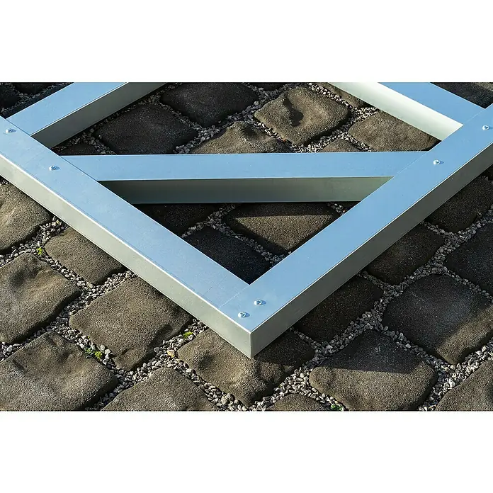 Globel Bodenrahmen - 144 x 234 cm, Passend für: Globel Gerätehaus LeanTo 58 - Detailansicht eines silberfarbenen Metallrahmens auf einem gepflasterten Untergrund. Der Rahmen besteht aus vierkantigen Metallprofilen und ist verschraubt.